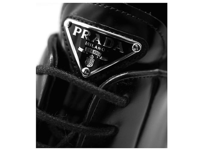 Prada-Schnürschuhe aus gebürstetem Leder mit Absatz - Ansicht 9