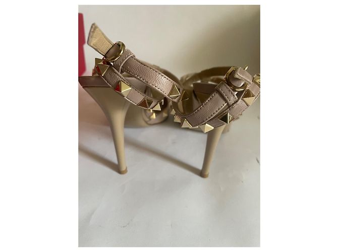 Décolleté Valentino Garavani Rockstud Caged 100 Beige Vernice 36.5 - vista 13