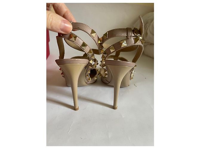 Décolleté Valentino Garavani Rockstud Caged 100 Beige Vernice 36.5 - vista 20