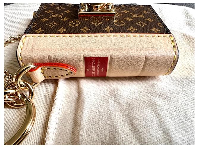 Louis Vuitton Portachiavi a libro LV Marrone - vista 8