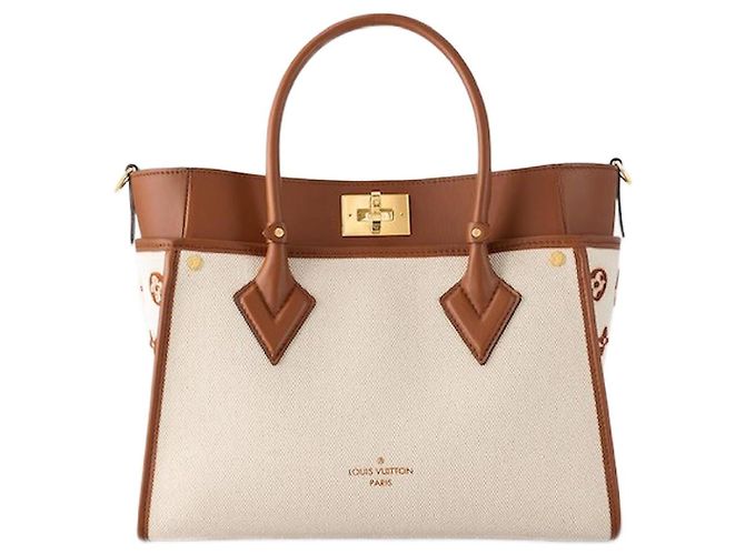 Louis Vuitton On My Side MM Bolsa Tote de Canvas e Couro Bege - vista 2