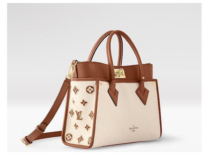 Louis Vuitton On My Side MM Bolsa Tote de Canvas e Couro Bege - vista 5