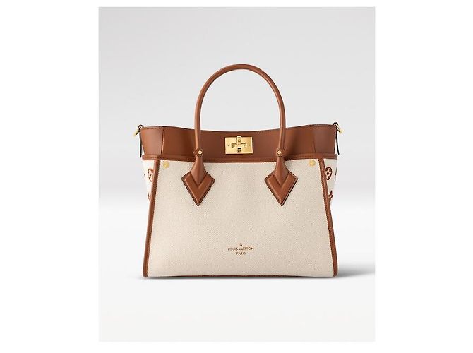 Louis Vuitton On My Side MM Bolsa Tote de Canvas e Couro Bege - vista 6
