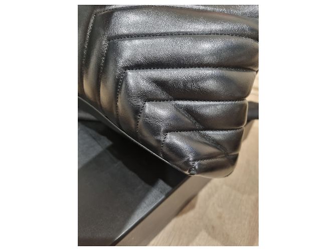 Yves Saint Laurent Loulou Borsa a Tracolla in Pelle di Agnello Nera - vista 5