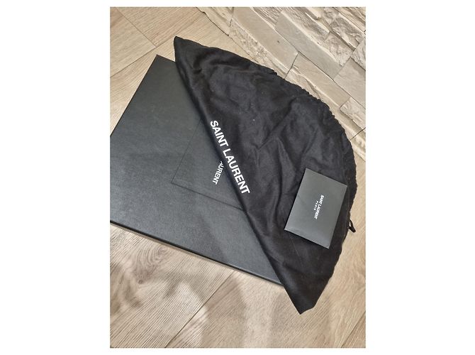 Yves Saint Laurent Loulou Borsa a Tracolla in Pelle di Agnello Nera - vista 9