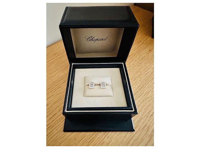 Orecchini Chopard Happy Diamonds Icons Quadrati Oro Bianco e Diamanti - vista 4