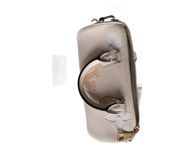 Louis Vuitton Papillon BB à beira da piscina Creme - vista 3