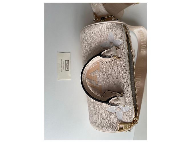 Louis Vuitton Papillon BB à beira da piscina Creme - vista 5