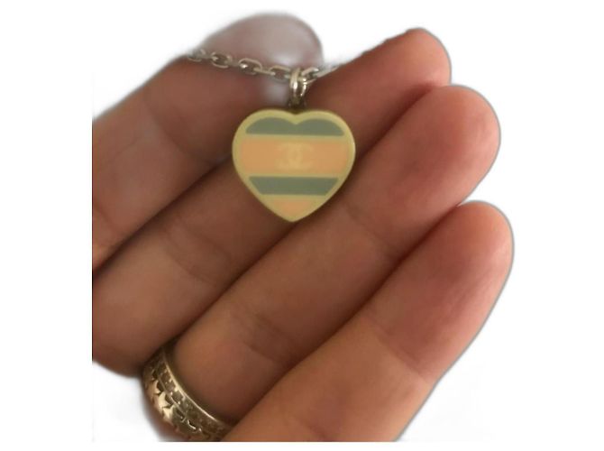 Collana Chanel con pendente a cuore CC multicolore - vista 3
