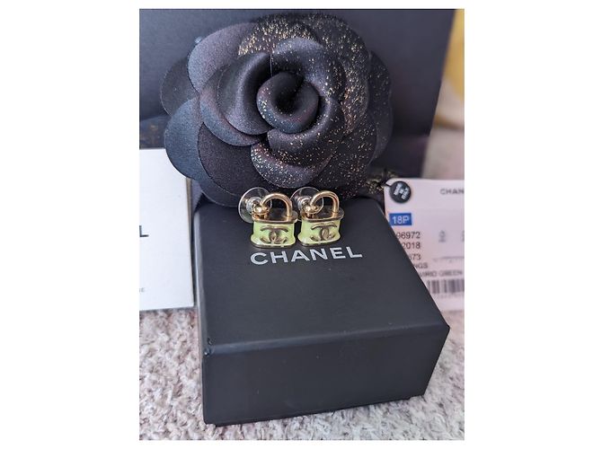 Chanel CC B18Orecchini smaltati con lucchetto verde iridescente con logo P Etichetta scatola RARA - vista 12