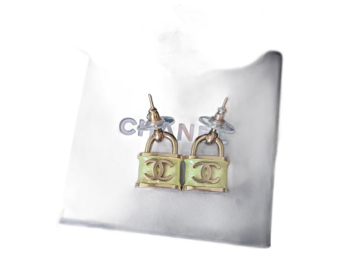 Chanel CC B18Orecchini smaltati con lucchetto verde iridescente con logo P Etichetta scatola RARA - vista 2