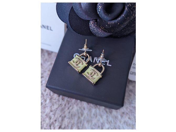 Chanel CC B18Orecchini smaltati con lucchetto verde iridescente con logo P Etichetta scatola RARA - vista 6