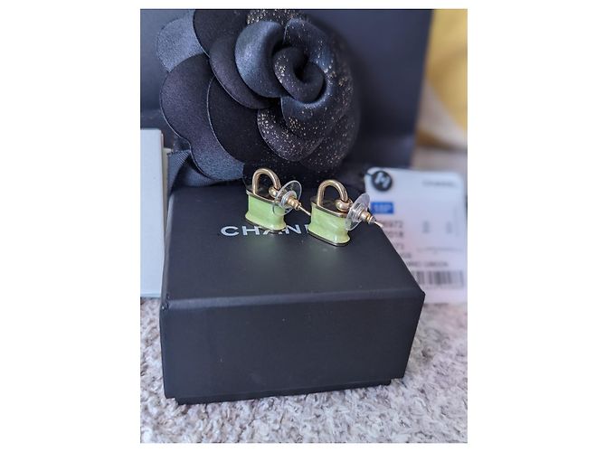 Chanel CC B18Orecchini smaltati con lucchetto verde iridescente con logo P Etichetta scatola RARA - vista 8