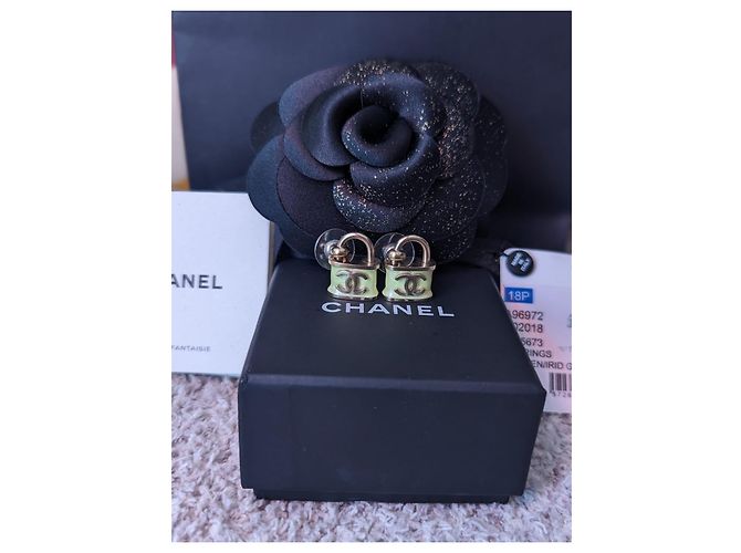 Chanel CC B18Orecchini smaltati con lucchetto verde iridescente con logo P Etichetta scatola RARA - vista 9