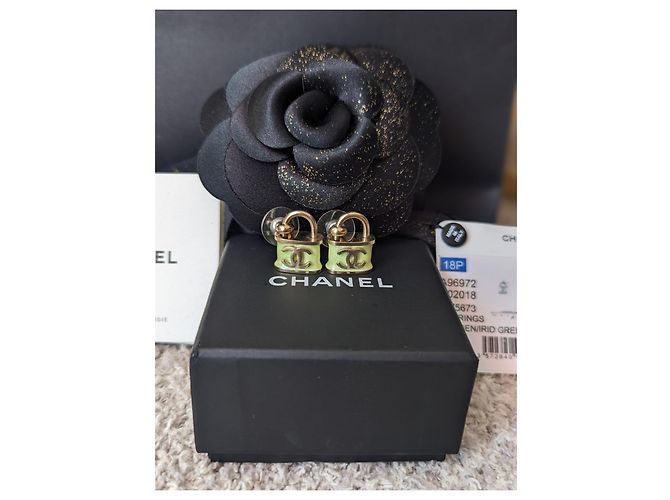 Chanel CC B18P logo Iridescente Lucchetto orecchini set collana box tag Multicolore - vista 13