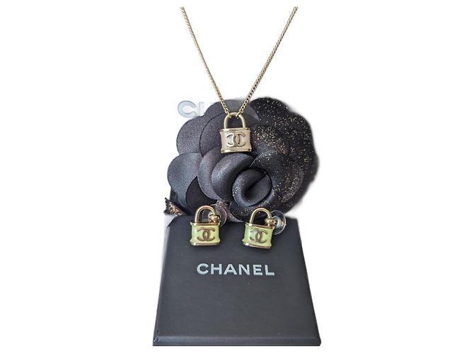 Chanel CC B18P logo Iridescente Lucchetto orecchini set collana box tag Multicolore - vista 2