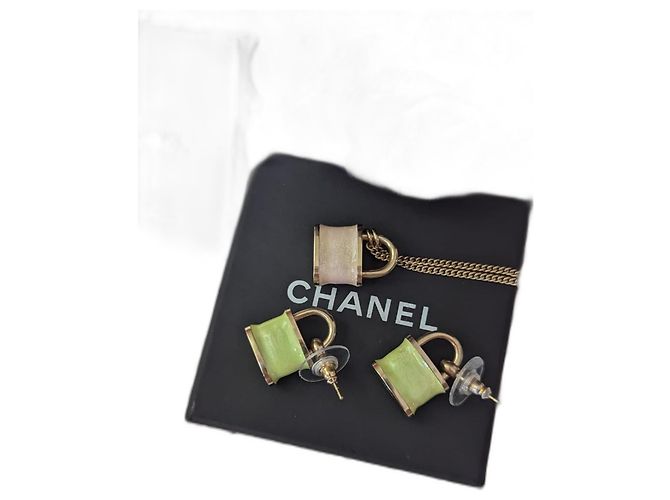 Chanel CC B18P logo Iridescente Lucchetto orecchini set collana box tag Multicolore - vista 3