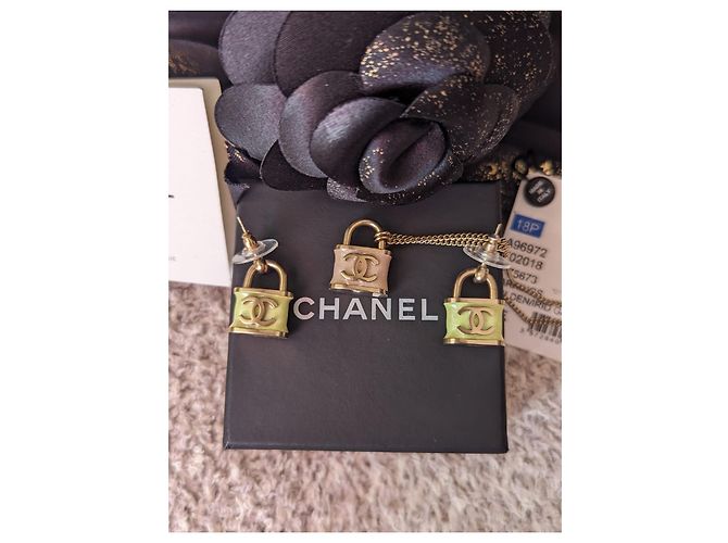 Chanel CC B18P logo Iridescente Lucchetto orecchini set collana box tag Multicolore - vista 5