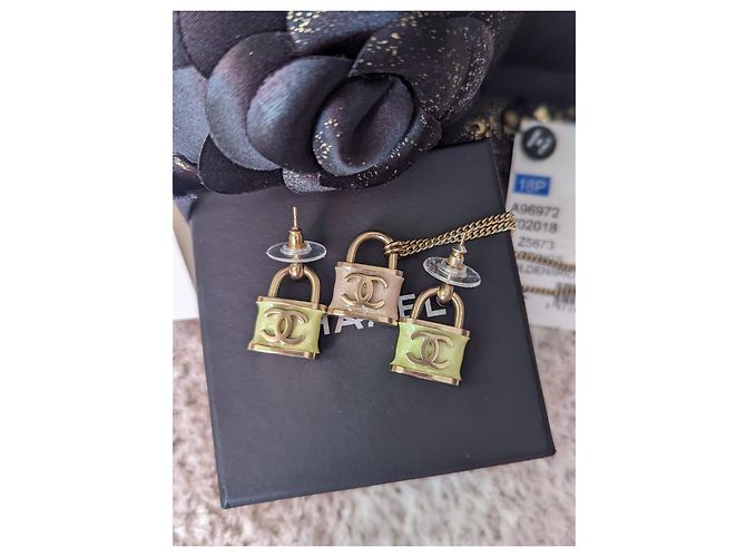 Chanel CC B18P logo Iridescente Lucchetto orecchini set collana box tag Multicolore - vista 6