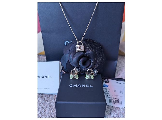 Chanel CC B18P logo Iridescente Lucchetto orecchini set collana box tag Multicolore - vista 7