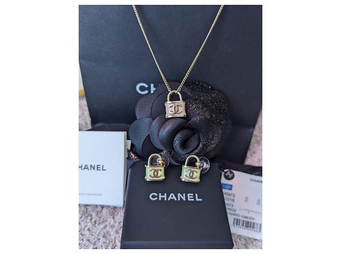 Chanel CC B18P logo Iridescente Lucchetto orecchini set collana box tag Multicolore - vista 8