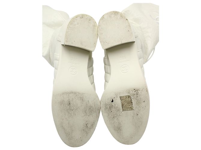 Chanel Interlocking CC Botas acolchoadas amassadas de cano médio em couro de bezerro branco - vista 10
