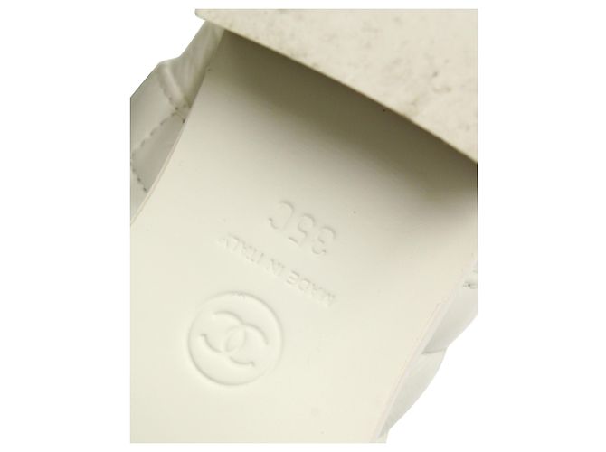 Chanel Interlocking CC Botas acolchoadas amassadas de cano médio em couro de bezerro branco - vista 11