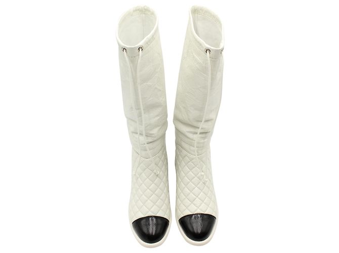 Chanel Interlocking CC Botas acolchoadas amassadas de cano médio em couro de bezerro branco - vista 2