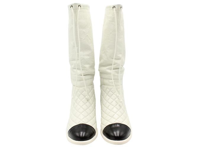 Chanel Interlocking CC Botas acolchoadas amassadas de cano médio em couro de bezerro branco - vista 3
