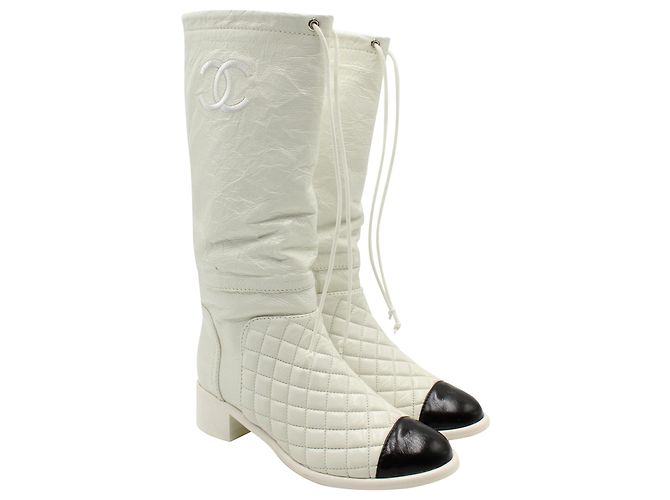 Chanel Interlocking CC Botas acolchoadas amassadas de cano médio em couro de bezerro branco - vista 4