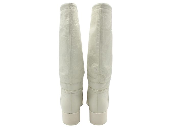 Chanel Interlocking CC Botas acolchoadas amassadas de cano médio em couro de bezerro branco - vista 5