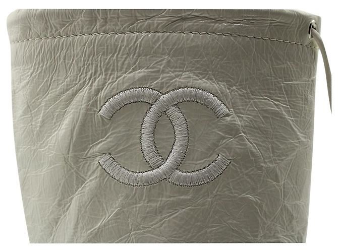 Chanel Interlocking CC Botas acolchoadas amassadas de cano médio em couro de bezerro branco - vista 6