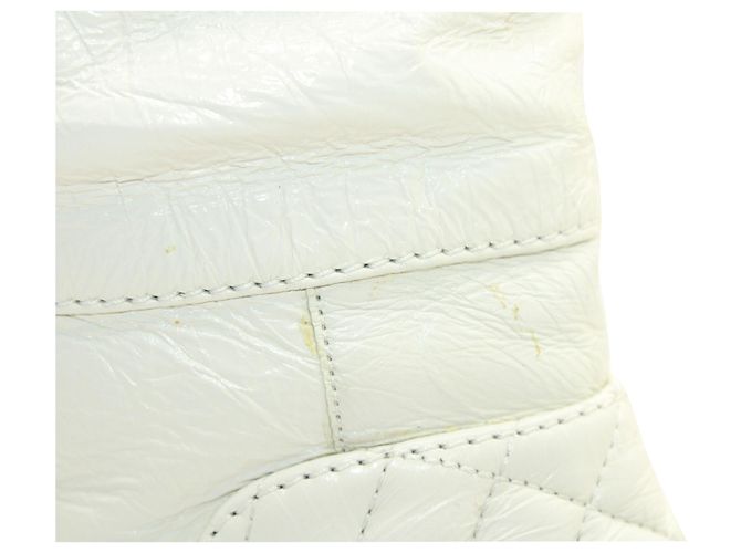 Chanel Interlocking CC Botas acolchoadas amassadas de cano médio em couro de bezerro branco - vista 8
