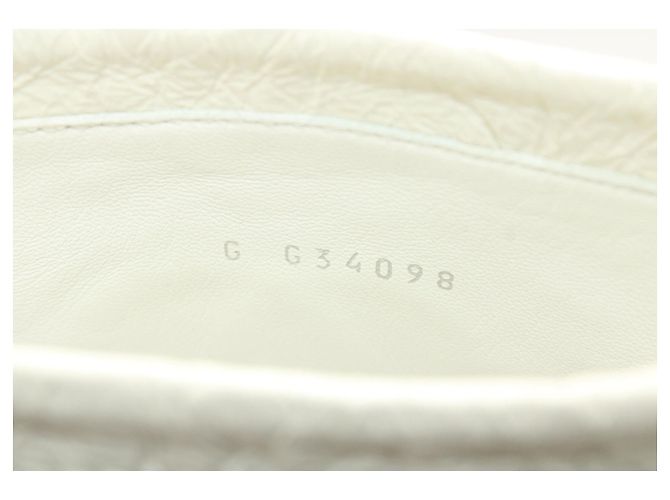 Chanel Interlocking CC Botas acolchoadas amassadas de cano médio em couro de bezerro branco - vista 9