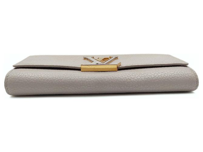 Billetera Louis Vuitton Capucines en cuero gris claro - vista 3