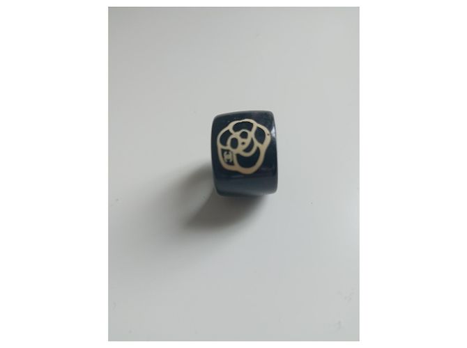 Bague Chanel Camélia en plastique noir - vue 2
