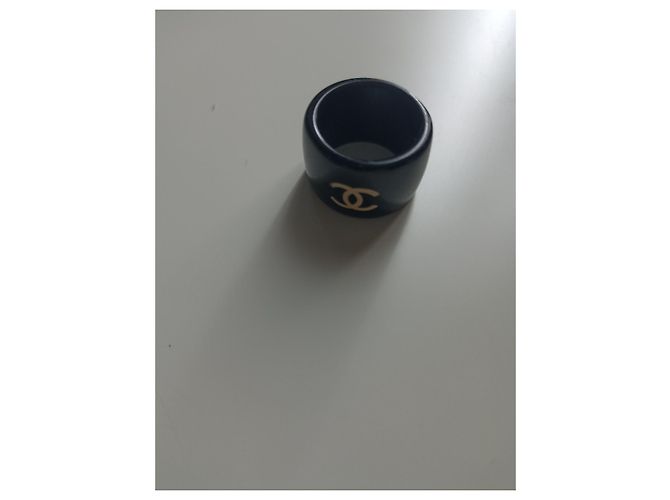 Bague Chanel Camélia en plastique noir - vue 3