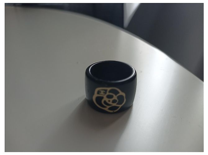 Bague Chanel Camélia en plastique noir - vue 4