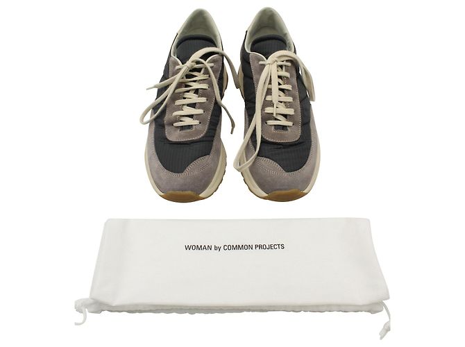 Autre Marque Common Projects Track klassische Low-Top-Sneaker aus grauem Wildleder - Ansicht 2