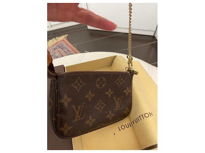 Louis Vuitton Mini-Pochette mit goldener Kette und Reißverschluss Kastanie - Ansicht 2