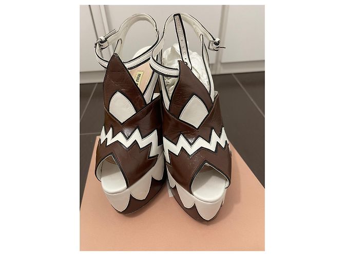 Sandali con tacco Miu Miu in pelle beige multicolore - vista 3