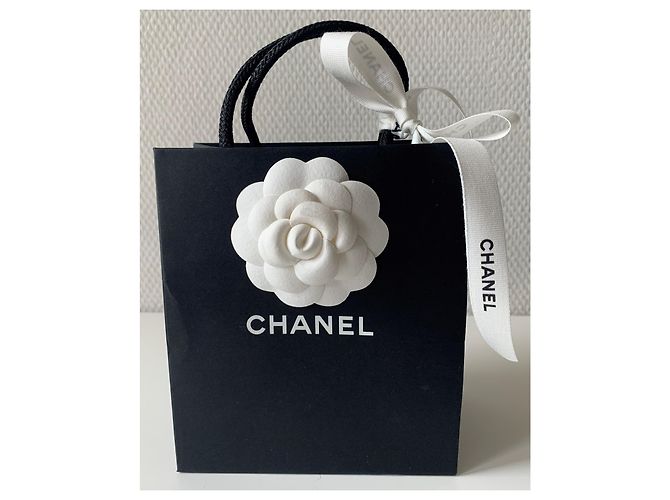 Chanel Orecchini a clip in perle e metallo dorato Crema Gold hardware - vista 12