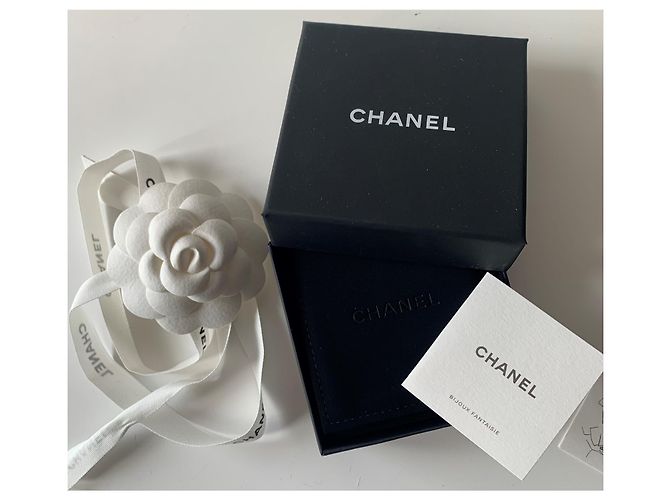 Chanel Orecchini a clip in perle e metallo dorato Crema Gold hardware - vista 13