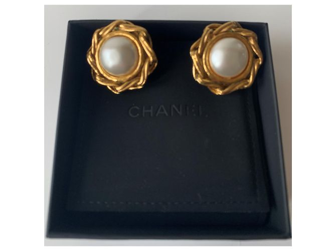 Chanel Orecchini a clip in perle e metallo dorato Crema Gold hardware - vista 15