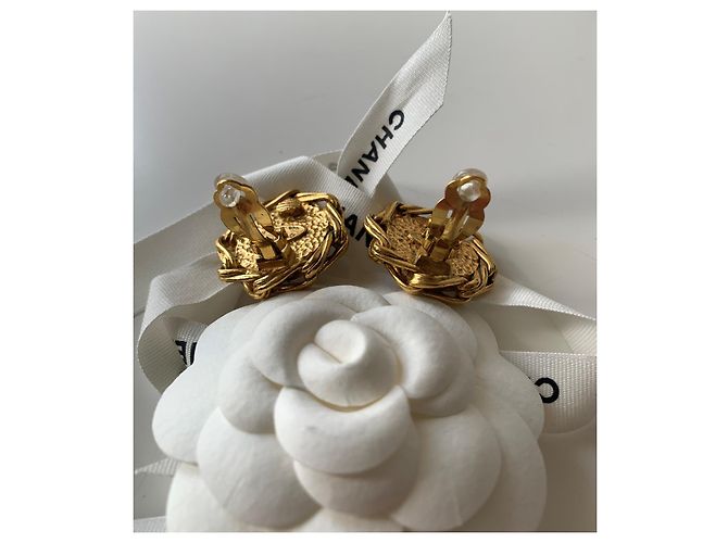 Chanel Orecchini a clip in perle e metallo dorato Crema Gold hardware - vista 17