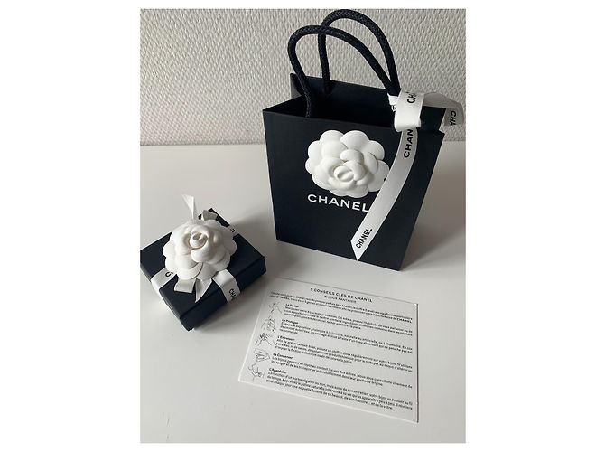 Chanel Orecchini a clip in perle e metallo dorato Crema Gold hardware - vista 2
