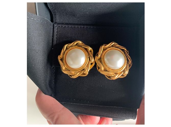 Chanel Orecchini a clip in perle e metallo dorato Crema Gold hardware - vista 3