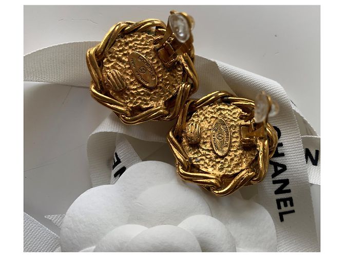 Chanel Orecchini a clip in perle e metallo dorato Crema Gold hardware - vista 4
