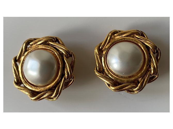 Chanel Orecchini a clip in perle e metallo dorato Crema Gold hardware - vista 6