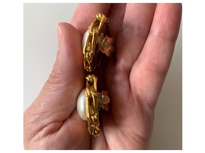 Chanel Orecchini a clip in perle e metallo dorato Crema Gold hardware - vista 7